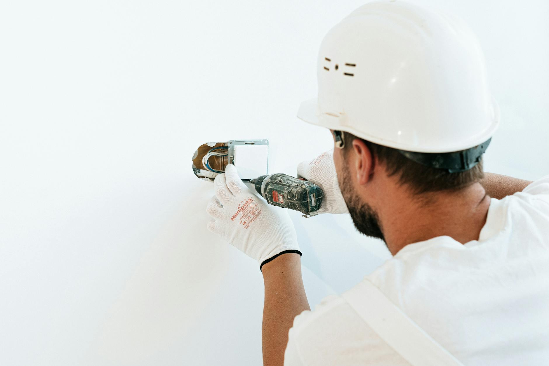How Much Should a Tradesman Charge Per Hour in the UK? (2026 Guide)