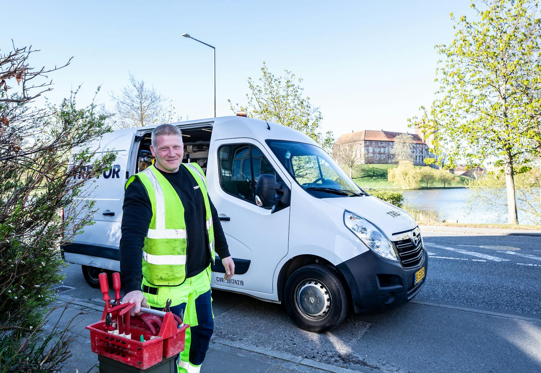 how much should a tradesman charge per hour UK 2026