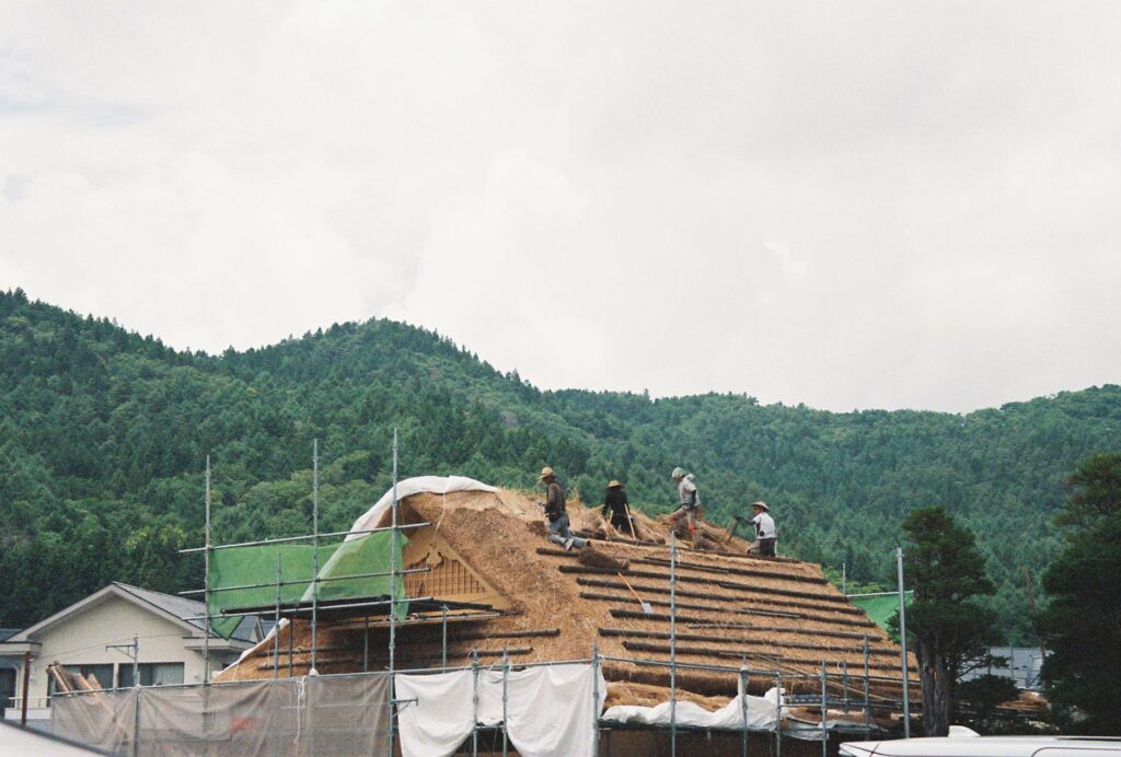 how much does a roofer charge per hour UK 2026