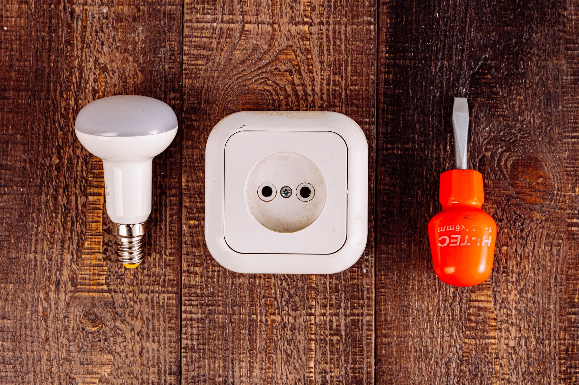 How Much Does an Electrician Charge Per Hour in the USA?