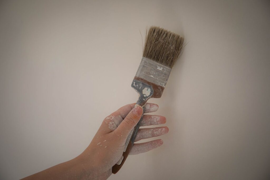 how much does a painter and decorator charge per hour UK