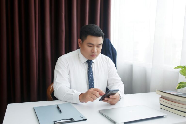 How to Manage Jobs and Customers on Your Phone as a US Contractor