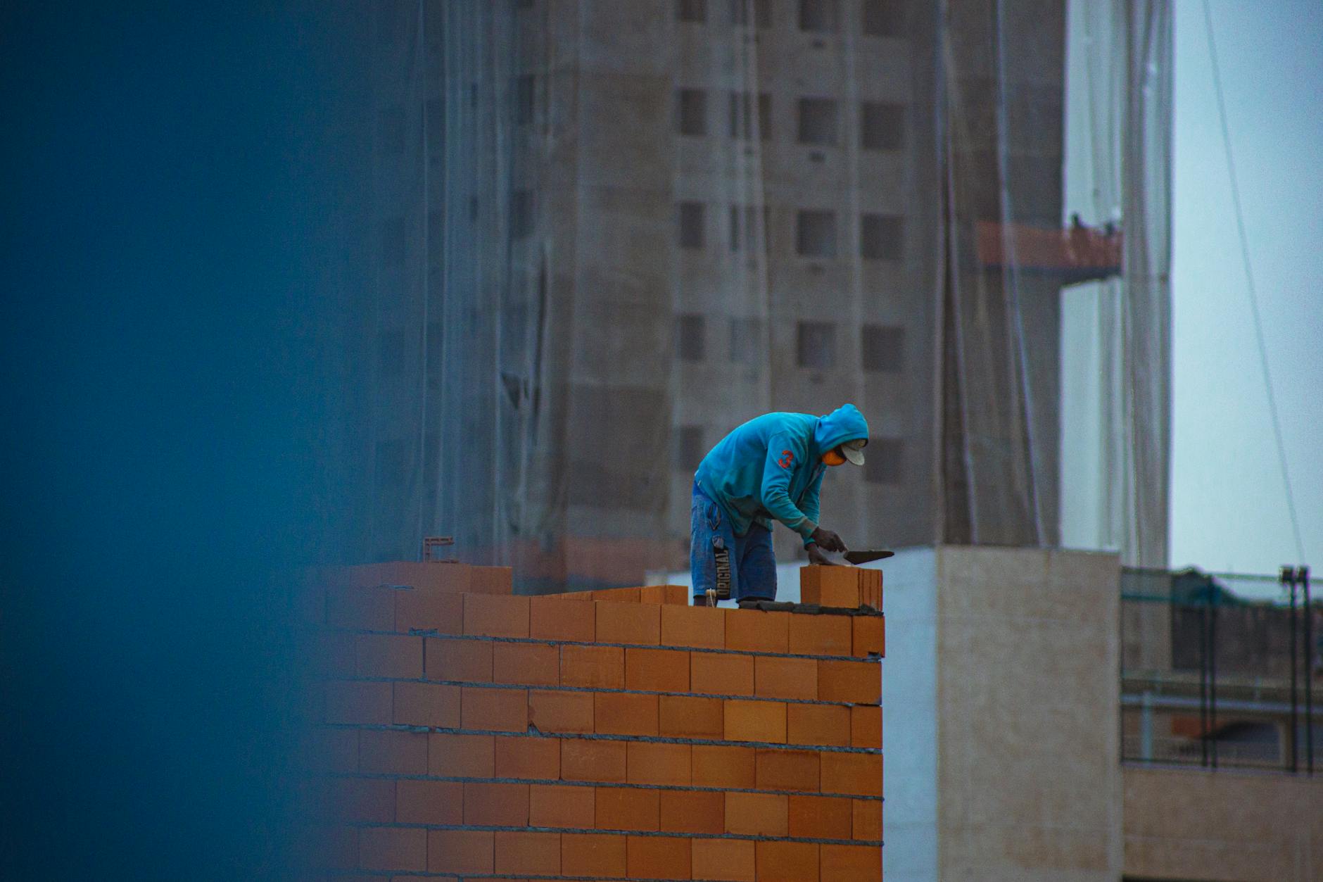 What Qualifications Do You Need to Be a Bricklayer in the USA?