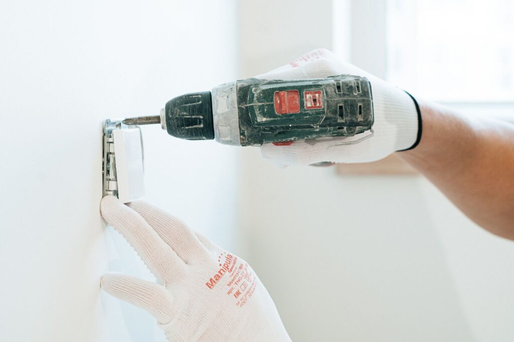 how much does an electrician charge per hour UK 2026