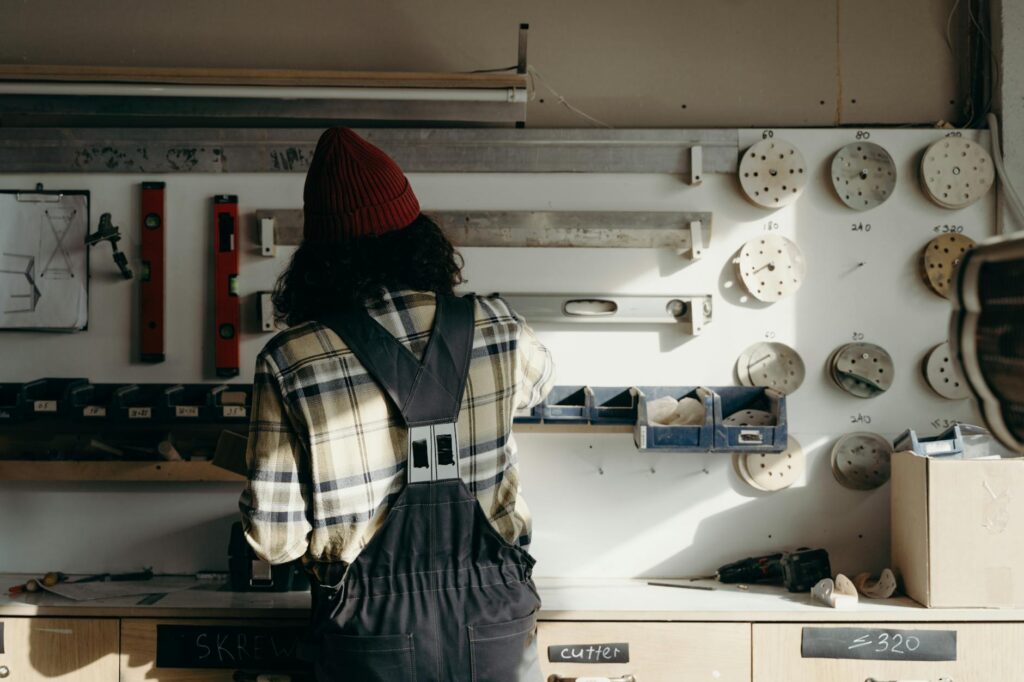 how much does a carpenter charge per hour UK 2026