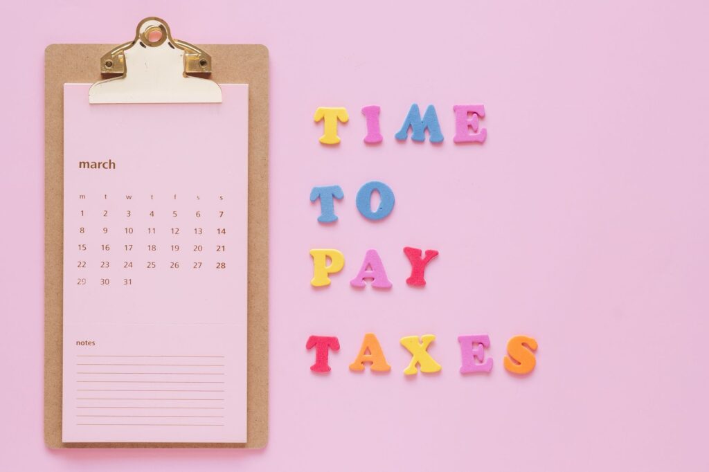 Tax calendar showing quarterly estimated payment dates for US self-employed contractors